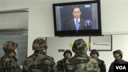 Tentara Korea Selatan mendengarkan pidato Presiden Lee Myung-bak melalui televisi.