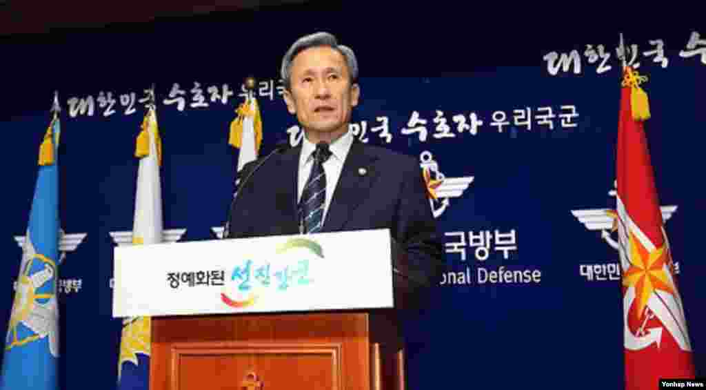 북한 군인들이 아무런 저지 없이 휴전선을 넘어 귀순한 사건이 잇따르면서, 한국에서는 한국군의 경계태세에 대한 질타가 이어졌다. 한국 김관진 국방장관은 15일 국방부 청사에서 대국민 사과문을 발표하고, 관련 고위 장교들에대한 처벌 계획을 밝혔다.