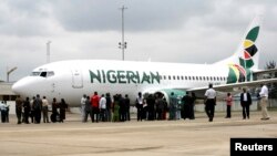 Les journalistes se rassemblent à côté d’un avion nigérian d'Eagle Airlines lors de son lancement dans la capitale commerciale du Nigeria, Lagos, le 18 septembre 2009.