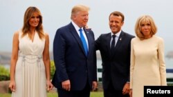 Presiden Perancis Emmanuel Macron dan istrinya, Brigitte (kanan) menyambut Presiden AS Donald Trump dan Melania Trump di Biarritz, Perancis Sabtu (24/8).