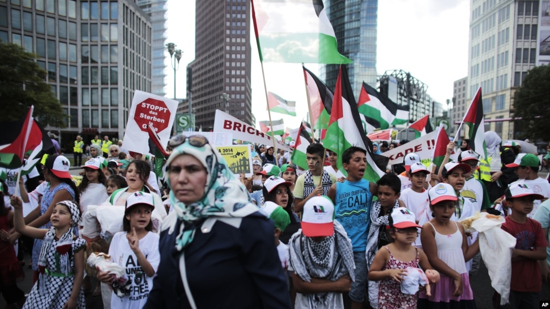 Demonstrasi di Berlin, sebagian besar dilakukan oleh perempuan dan anak-anak, untuk menentang serangan militer Israel di Gaza. 