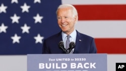  미국 민주당의 대선 후보인 조 바이든 전 부통령이 9일 펜실베니아주 돈모어에 있는 한 금속 공장에서 선거유세를 하고 있다. 