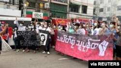 Manifestantes protestan en Rangún, Myanmar, contra la junta militar el 14 de junio de 2021.