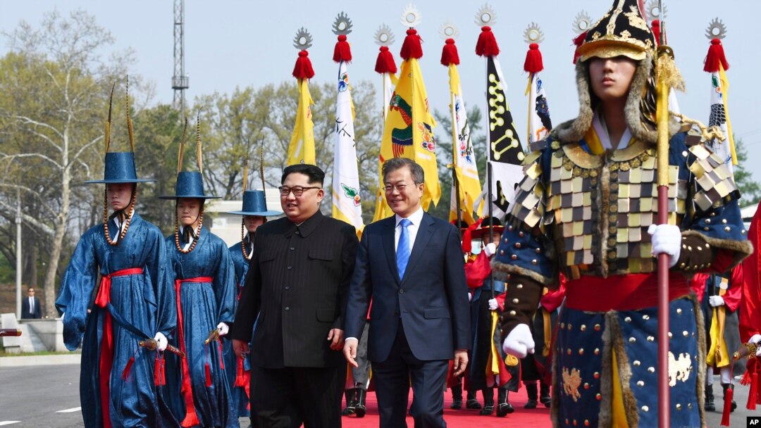 Perezida wa Koreya ya ruguru Kim Jong Un, ibubamfu, na mugenzi we wa Koreya ya Ruguru Moon Jae-in aho babonanira mu kibanza ca Panmunjom gitandukanya ivyo bihugu.