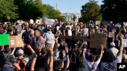 Manifestantes se reúnen para protestar por la muerte de George Floyd, el lunes 1 de junio, cerca de la Casa Blanca en Washington.