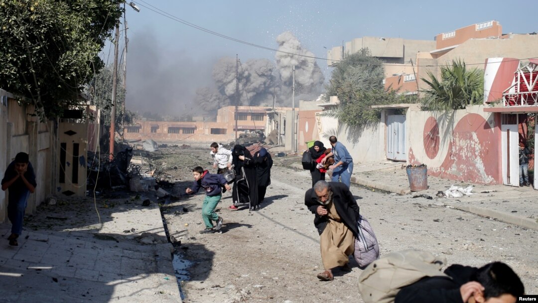 Warga berlarian panik pasca serangan udara pasukan koalisi menghantam kawasan Tahrir di Mosul, Irak, 17 November 2016 (REUTERS/Goran Tomasevic).
