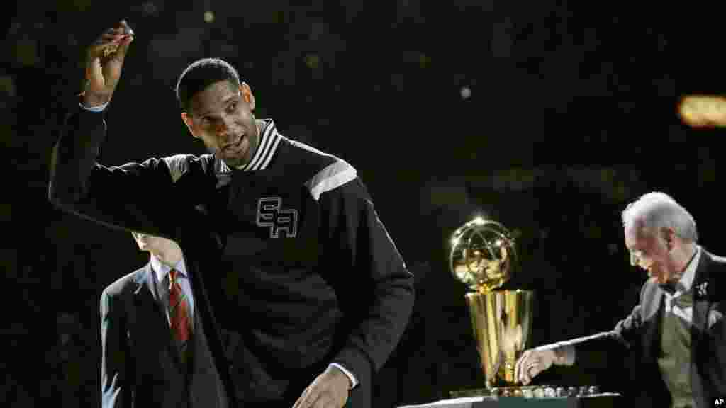 Tim Duncan de San Antonio salue lle public avant le match des Spurs contre les Mavericks de Dallas, 28 octobre 2014.