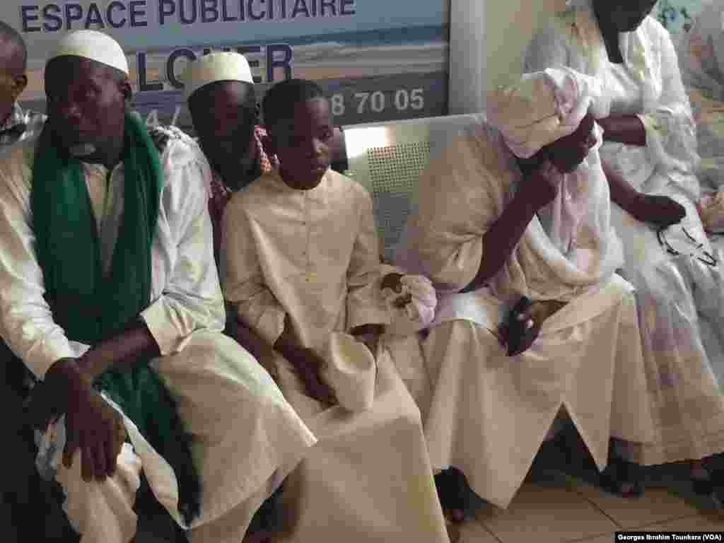 Les Ivoiriens sont venus nombreux à attendre la dépouille de Cheik Tioté, à l&#39;aéroport d&#39;Abidjan, le 15 juin 2017. (VOA/Georges Ibrahim Tounkara)