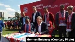 Madaxda Bayern Munich iyo madaxda xiriirka kubadda cagta Itoobiya oo heshiis saxiixaya