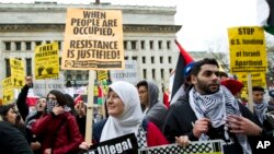 Manifestations devant le "Washington Convention Center" où se tient la conférence 2017 d'AIPAC, Washington, le 26 mars 2017. (AP Photo/Jose Luis Magana) 