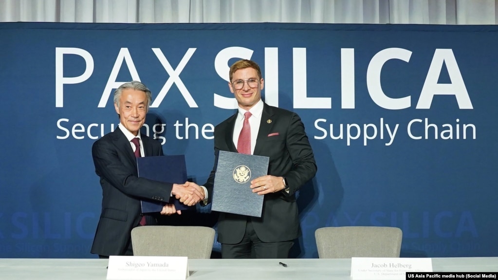 美国国务院主管经济事务副国务卿雅各布·赫尔伯格(右)和来自日本的代表12月11日,在硅和平峰会前一天签署了联合序言。