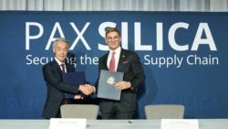 美国国务院主管经济事务副国务卿雅各布·赫尔伯格(右)和来自日本的代表12月11日，在硅和平峰会前一天签署了联合序言。