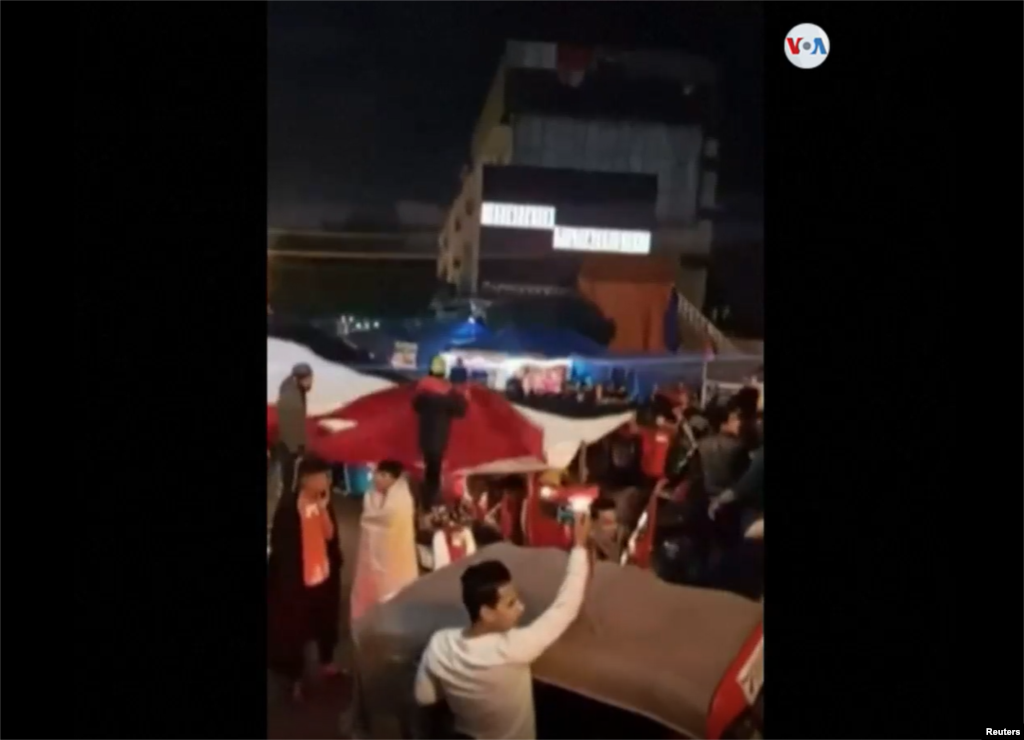 Los iraquíes salieron a las calles de Bagdad con banderas a primera hora del viernes a celebrar la muerte de Soleimani. (Imagen tomada del video cortesía de Karar Al Omairi vía Reuters)