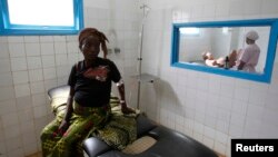 Une femme enceinte lors d'une visite médicale à l’hôpital général de Man, en Côte d'Ivoire, le 4 juillet 2013.