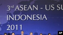 아세안 정상회의에 참석한 각국 정상들, 바락 오바마 미국 대통령(왼쪽에서 세번째)