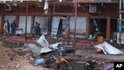 Hiện trường một vụ nổ bom tự sát ở một quán cà phê ở Kirkuk, Iraq, ngày 13/7/2013. Các giới chức Iraq hôm 13/5 cho biết có ít nhất 12 người thiệt mạng và 15 người bị thương sau khi nhiều tay súng tấn công một quán cà phê đông khách tại thị trấn Balad, Iraq.