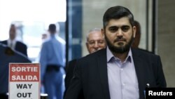 Mohamed Alloush, juru runding utama oposisi Suriah, tiba di tempat pertemuan dengan PBB di Jenewa, Swiss (13/4). (Reuters/Denis Balibouse)