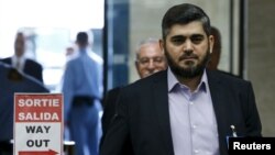 Mohamed Alloush dari Jaysh al Islam salah satu kelompok oposisi Suriah tiba di perundingan damai di Jenewa, Swiss, 13 April lalu (foto: dok). Oposisi Suriah menunda keikutsertaannya dalam perundingan perdamaian.