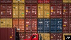 ক্যালিফোর্নিয়ার লং বিচ পোর্টে স্তুপ করা কন্টেইনার দেখা যাচ্ছে। ১৭ই নভেম্বর, ২০২১, ছবি-এপি