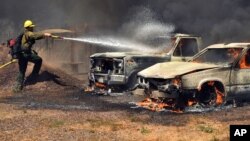 Nuevas aeronaves antincendios, incluyendo las llamadas súper cucharas, que recogen agua de lagos y lagunas sin tener que aterrizar luchan por combatir las llamas.