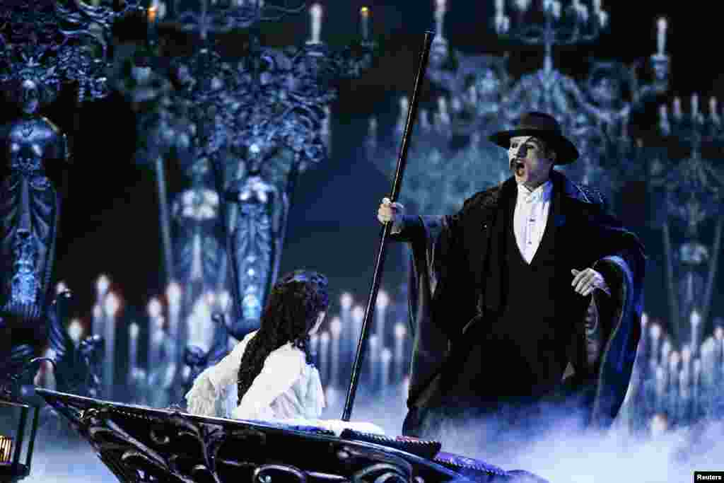 Actors Peter Joback and Samantha Hill perform a scene from the musical &quot;The Phantom of the Opera&quot; during the Tony Awards in New York, June 9, 2013.