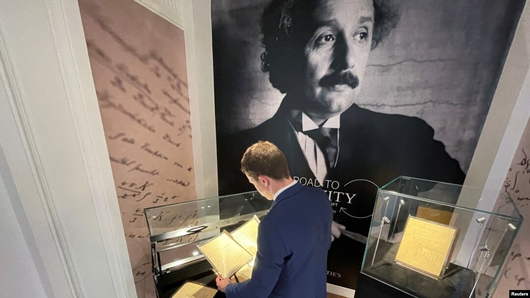 Vincent Belloy, especialista en el departamento de Libros y Manuscritos de Christie's, examina el manuscrito de Einstein-Besso, un manuscrito de trabajo de 54 páginas escrito conjuntamente por Albert Einstein y Michele Besso entre junio de 1913 y principios de 1914.