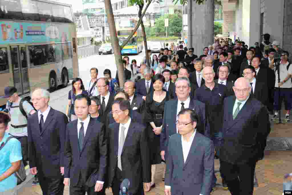 上千名香港律师参加法律界黑衣静默游行（美国之音海彦拍摄）