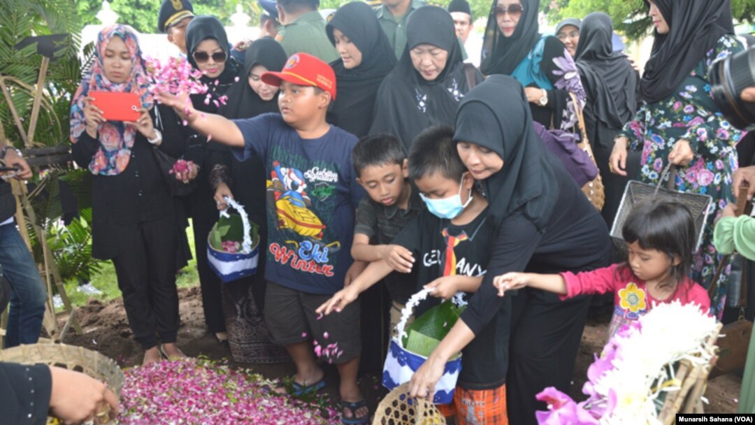 Mayor Penerbang Ivy Safatillah (37) yang meninggal dunia dalam test flight pesawat EMB-314 Super Tucano di Malang Jawa Timur hari Rabu (10/2) dimakamkan di Taman Makam Pahlawan Kusumanegara Yogyakarta Kamis siang (11/2). (VOA/Munarsih Sahana)