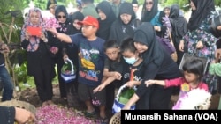 Mayor Penerbang Ivy Safatillah (37) yang meninggal dunia dalam test flight pesawat EMB-314 Super Tucano di Malang Jawa Timur hari Rabu (10/2) dimakamkan di Taman Makam Pahlawan Kusumanegara Yogyakarta Kamis siang (11/2). (VOA/Munarsih Sahana)