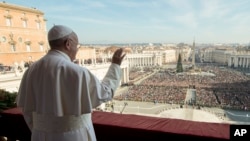 Le pape François pronounce son message "Urbi et Orbi" (à la cite et au monde) et sa bénédiction depuis le balcon central de la basilique St Pierre au Vatican, 25 décembre 2015. 