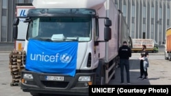 Kamion sa drugim kontingentom medicinskih zaliha UNICEF-a na Kosovu