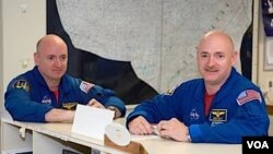 Mark Kelly (a la derecha) y su hermano gemelo Scott Kelly (izquierda) se encontrarán en la Estación Espacial Internacional en febrero de 2011.