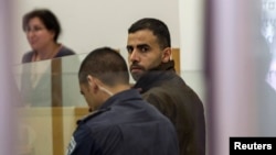 Hikmat Massarwa (R), a member of Israel's Arab minority, attends a remand hearing at the Central District Court in Lod, near Tel Aviv Apr. 25, 2013. 