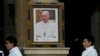 Una foto del Papa Francisco adorna una pared durante la Misa del Miércoles de Ceniza en la Catedral de Nuestra Señora de La Paz, Bolivia, el 5 de marzo de 2025.