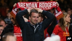 Liverpool supporters react as their team applaud them following the end of the English Premier League soccer match between Crystal Palace and Liverpool at Selhurst Park stadium in London, Monday, May 5, 2014. The match ended in a 3-3 draw. (AP Photo/Alas