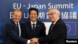 Perdana Menteri Jepang Shinzo Abe (tengah) disambut oleh Presiden Dewan Eropa Donald Tusk (L) dan Presiden Komisi Eropa Jean-Claude Juncker pada awal pertemuan puncak Uni Eropa-Jepang di Brussels, Belgia 6 Juli 2017. (REUTERS / Francois Walschaerts)