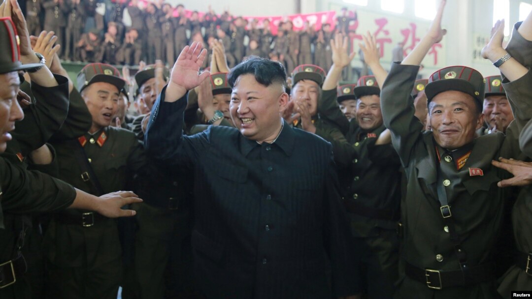 Pemimpin Korea Utara Kim Jong Un (tengah) bersama para ilmuwan dan militer Korut merayakan suksesnya peluncuran rudal balistik Hwasong-14 di Pyongyang (foto: dok). 
