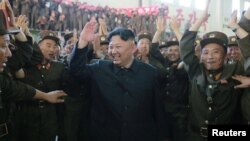 Pemimpin Korea Utara Kim Jong Un (tengah) bersama para ilmuwan dan militer Korut merayakan suksesnya peluncuran rudal balistik Hwasong-14 di Pyongyang (foto: dok). 