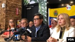 En el centro, Óscar López, director de la oficina de “Venezolanos en el Mundo” durante la conferencia de prensa celebrada este miércoles en Miami (Florida) para dar detalles sobre la marcha "Venezuela Despierta" en varias ciudades del mundo.