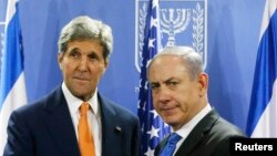 Menlu AS John Kerry saat bertemu dengan PM Israel Benyamin Netanyahu di Tel Aviv, 23 Juli 2014 (Foto: dok).