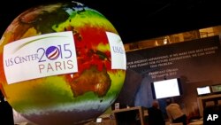 Globe dengan video animasi dalam KTT iklim di Le Bourget, luar kota Paris (1/12). (AP/Francois Mori)