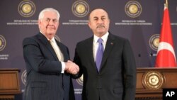 El ministro de Relaciones Exteriores turco, Mevlut Cavusoglu (derecha) se reunió con el secretario de Estado de EE.UU., Rex Tillerson, en Ankara, Turquía, el viernes, 16 de febrero de 2018.