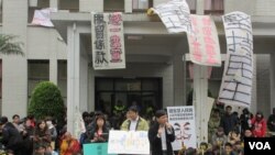 Ratusan demonstran Taiwan menduduki kantor-kantor pemerintah Taiwan (21/3). 