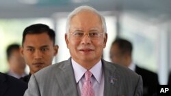 PM Malaysia Najib Razak berjalan menuju Gedung Parlemen di Kuala Lumpur, 28 Maret 2018. (Foto: dok).