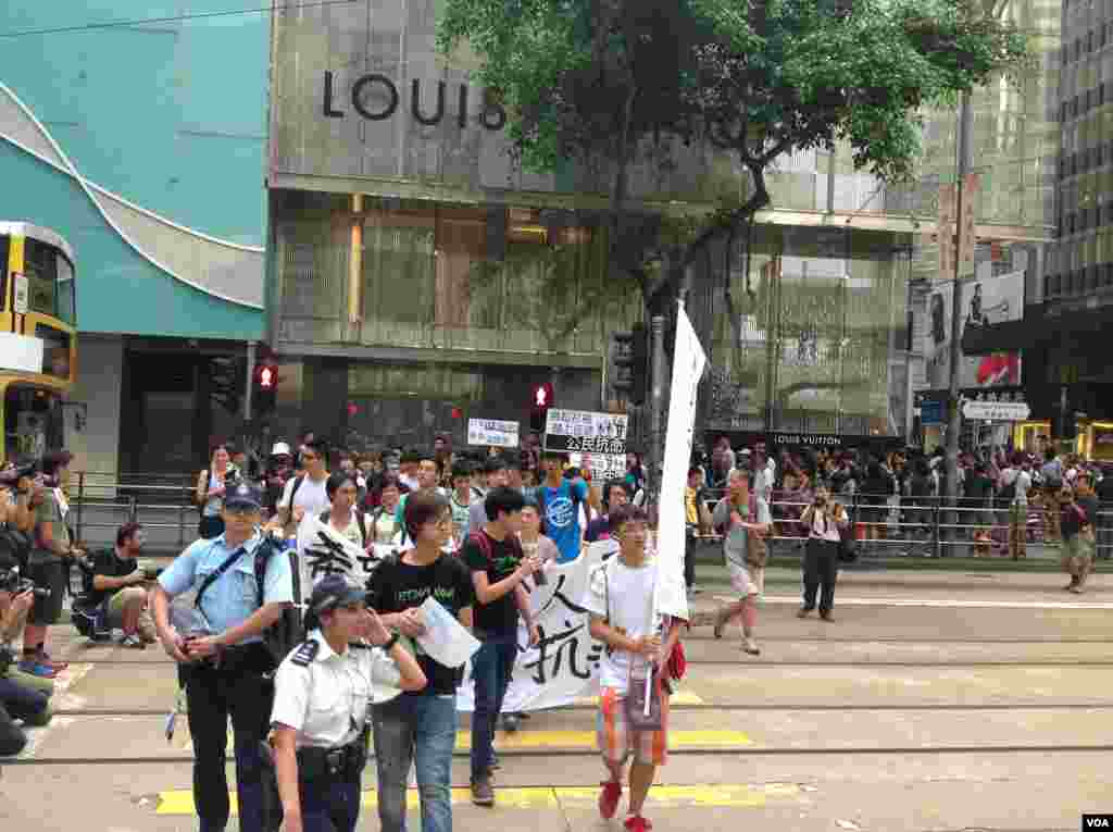 香港学联大专界罢课星期三继续在添马公园举行（美国之音图片／海彦拍摄）