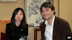 6일 김씨의 탈북 여정을 담은 프랑스어판 '북한, 지옥탈출 9년'에 관해 설명하고 있는 탈북 여대생 김은선(가명)씨와 르 피가로 신문 세바스티앙 팔레티.