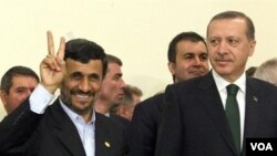 Presiden Iran Mahmoud Ahmadinejad mengacungkan tanda kemenangan ("Victory") saat dicapainya kesepakatan pertukaran uranium dengan PM Turki Erdogan di Teheran, 17 Mei 2010 .