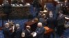 Arhiva - Republikanski senatori i osoblje Kongresa razgovaraju u sali za sednice u pauzi drugog suđnja za opoziv predsednika Donalda Trampa u Senatu, na Kapitolu, 13. februara 2021. (Senate Television via AP)