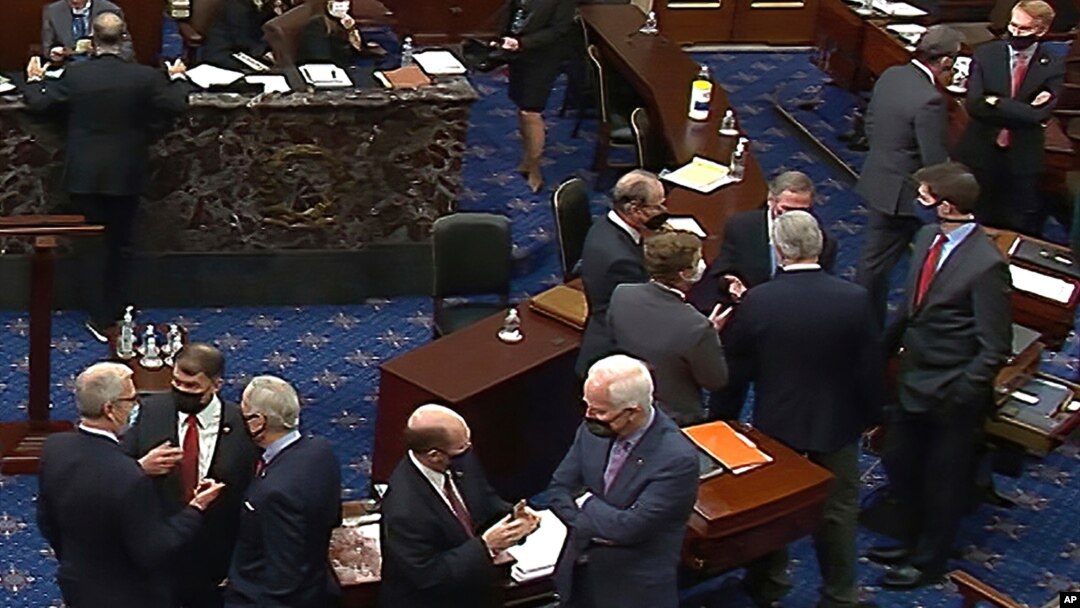 Arhiva - Republikanski senatori i osoblje Kongresa razgovaraju u sali za sjednice u pauzi drugog suđnja za opoziv predsjednika Donalda Trumpa u Senatu, na Kapitolu, 13. februara 2021. (Senate Television via AP)