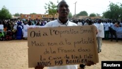 A man holds up a placard during a protest urging Mali and France to retake Kidal, Gao, May 30, 2013.